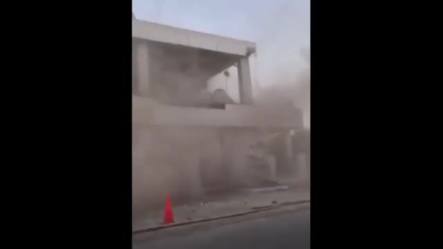 ¡Terror en Indonesia! Edificio se derrumba tras sismo de 7.7