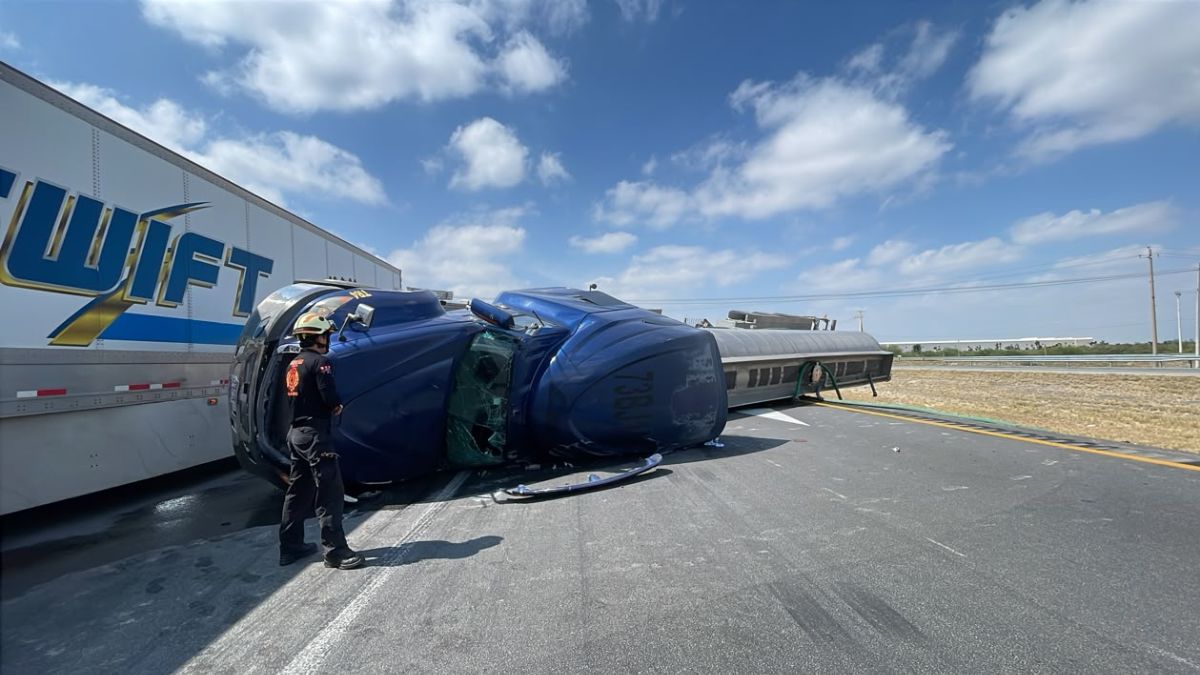 El tráiler terminó completamente volcado sobre la carpeta asfáltica.| Especial