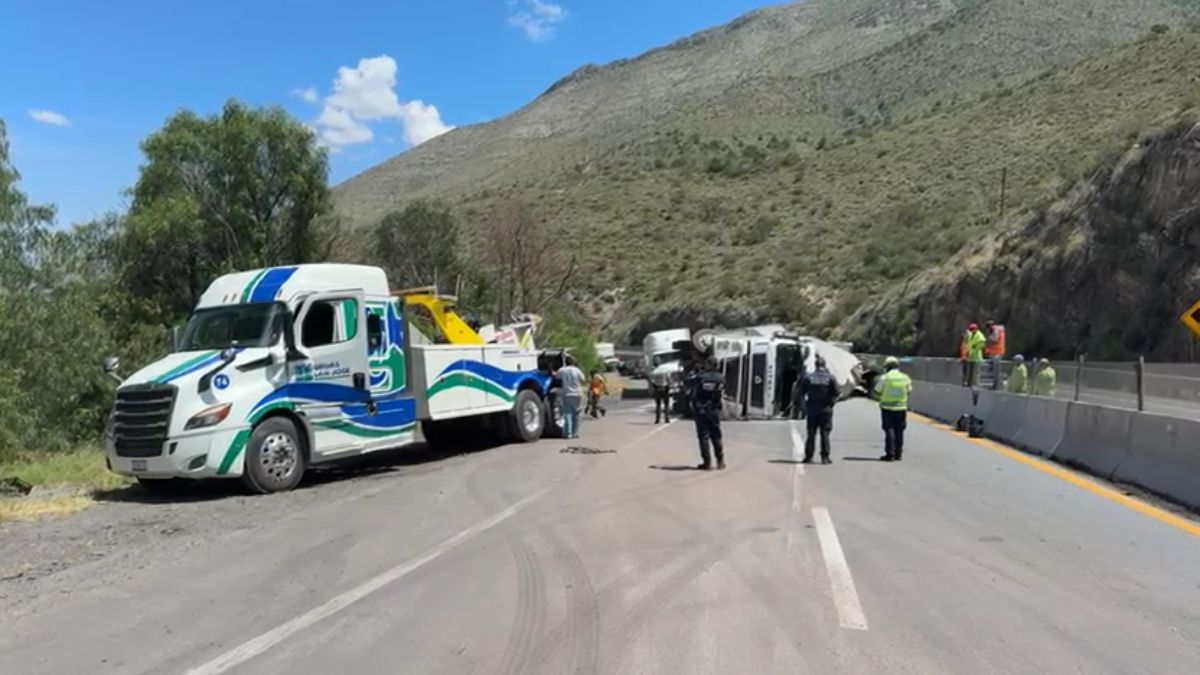 Tras el accidente, la unidad quedó volcada sobre la carpeta asfáltica.