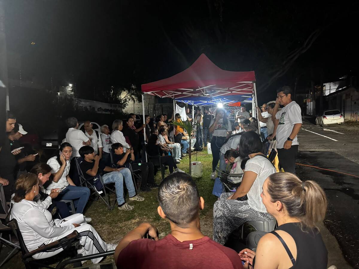 Vecinos organizan guardias de vigilancia en el predio donde se pretende construir.