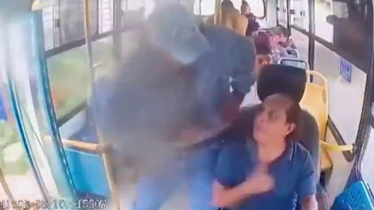 Cámaras de seguridad de la unidad 34 captaron el momento en que dos hombres iniciaron el violento robo contra usuarios