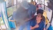 Cámaras de seguridad de la unidad 34 captaron el momento en que dos hombres iniciaron el violento robo contra usuarios