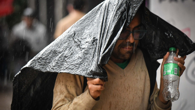 Ciudadanos capitalinos se protegen de las posibles lluvias| Agencia Cuartoscuro