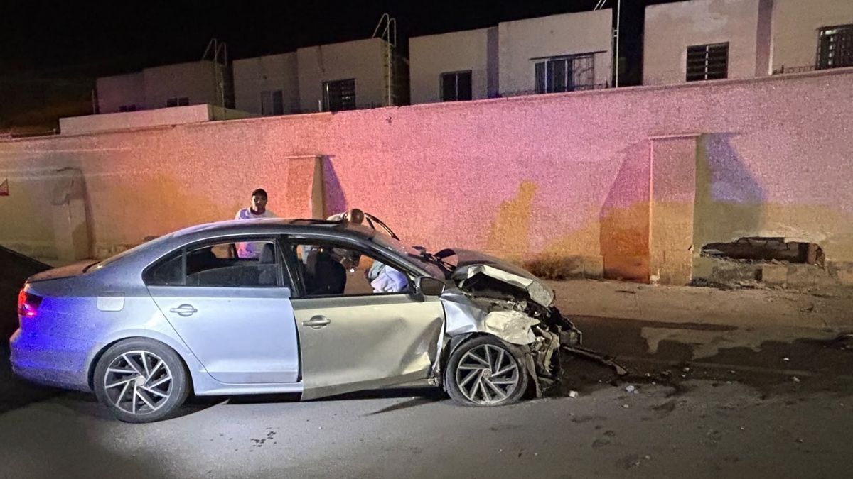 El conductor y dos acompañantes resultaron policontundidos y fueron retirados del sitio por familiares a bordo de otro vehículo.