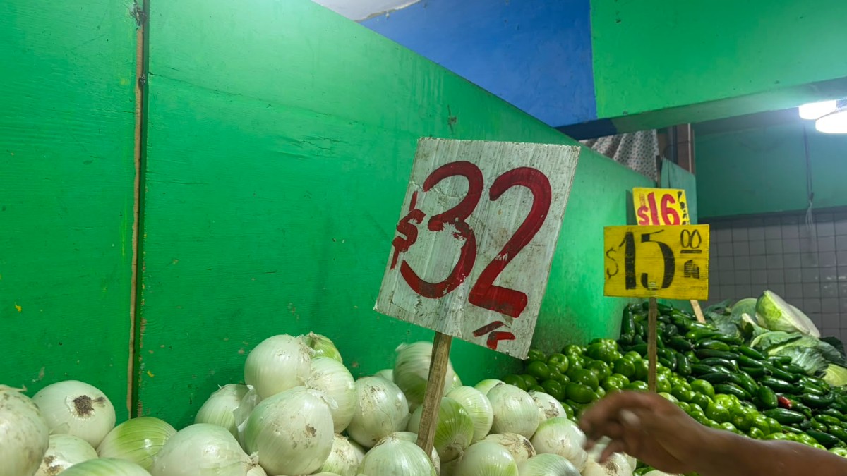 Consumidores comparan precios e intentan optimizar el presupuesto familiar ante el alza generalizada en abarrotes y perecederos.