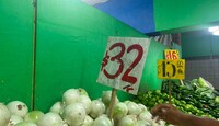 Consumidores comparan precios e intentan optimizar el presupuesto familiar ante el alza generalizada en abarrotes y perecederos.