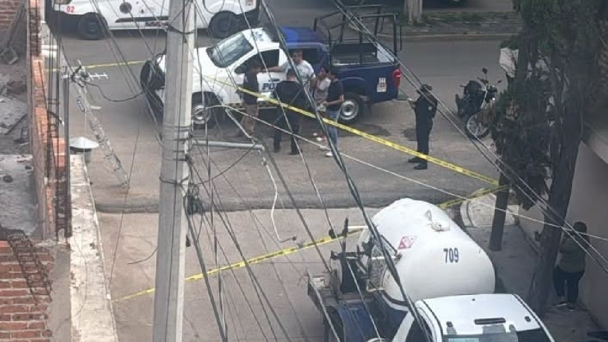 El empleado se encontraba dando servicio a un tanque estacionario en la calle Narciso Mendoza.
