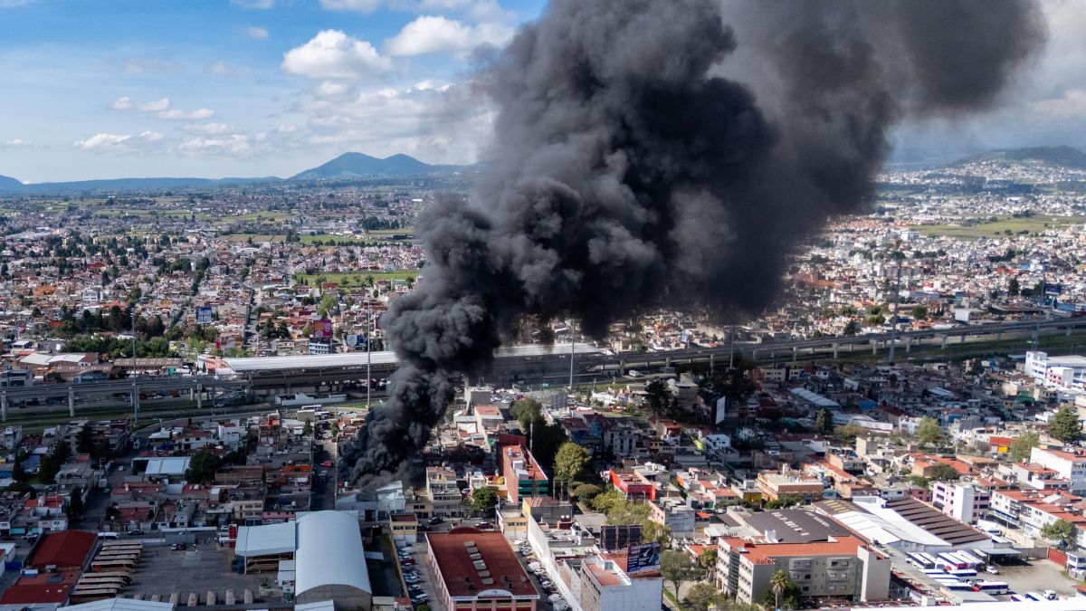 Un fuerte incendio se registró en una bodega cerca de la Terminal de Autobuses de Toluca, en Edomex. | Ayuntamiento de Toluca