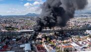 Un fuerte incendio se registró en una bodega cerca de la Terminal de Autobuses de Toluca, en Edomex. | Ayuntamiento de Toluca