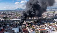 Un fuerte incendio se registró en una bodega cerca de la Terminal de Autobuses de Toluca, en Edomex. | Ayuntamiento de Toluca