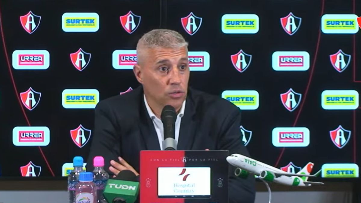 Hernán Crespo habla en conferencia de prensa sobre el triunfo de Atlas ante Tigres en su 110 aniversario.