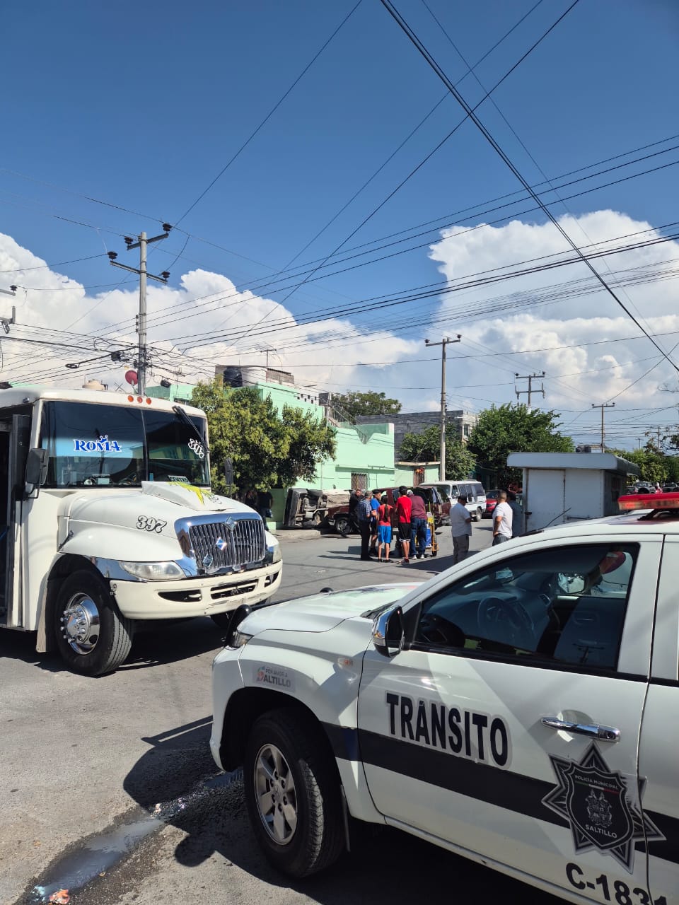 Paramédicos revisaron a los involucrados después de la colisión, no hubo heridos.