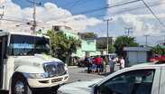 Paramédicos revisaron a los involucrados después de la colisión, no hubo heridos.