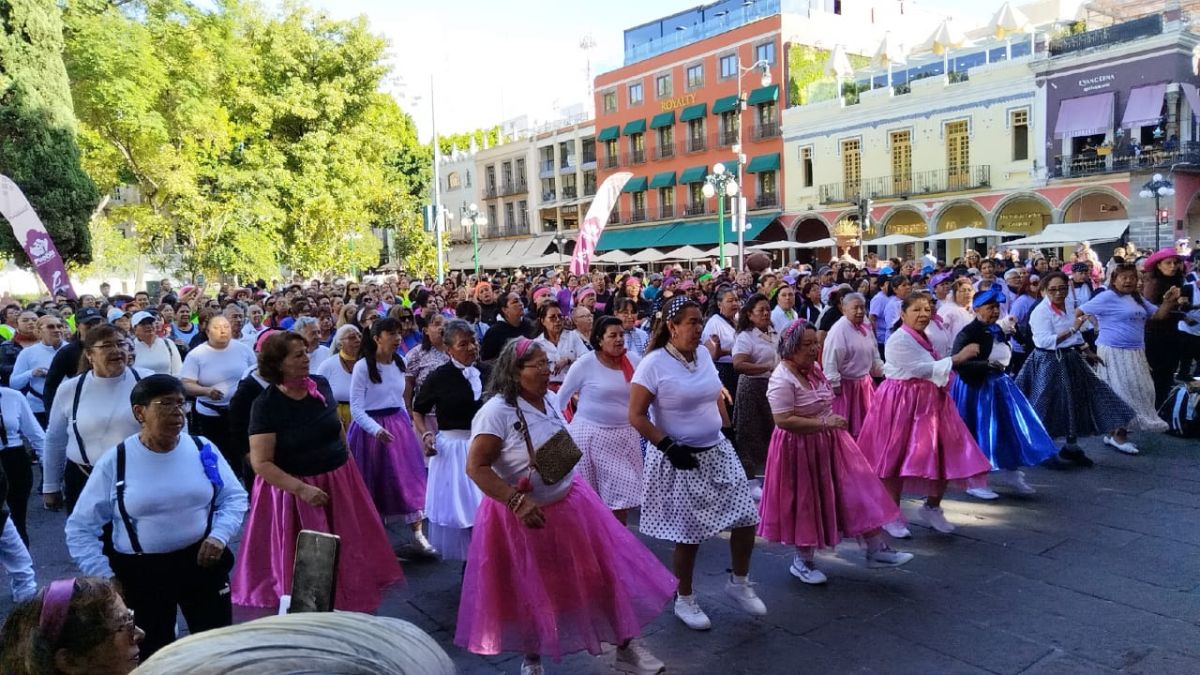 Más de 500 participantes se congregaron frente a la Catedral poblana para celebrar el Día del Abuelo / Angélica Tenahua