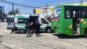 Los pasajeros fueron atendidos por paramédicos y Protección Civil. | Protección Civil y Bomberos de Tlaquepaque