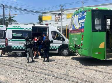 Los pasajeros fueron atendidos por paramédicos y Protección Civil. | Protección Civil y Bomberos de Tlaquepaque
