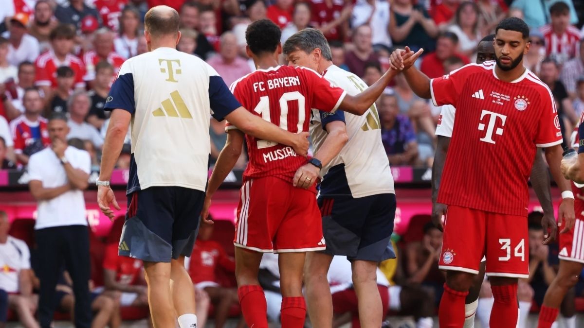 Pese a que el cuerpo médico dio señales iniciales de tranquilidad y el jugador salió por su propio pie, el club aún no emite un parte médico oficial.