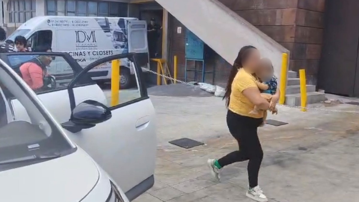 Los policías abrieron paso al vehículo en el que iba a bordo el bebé.