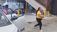 Los policías abrieron paso al vehículo en el que iba a bordo el bebé.
