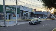 El vehículo salía del estacionamiento de un establecimiento cuando el peatón cruzaba la vialidad.
