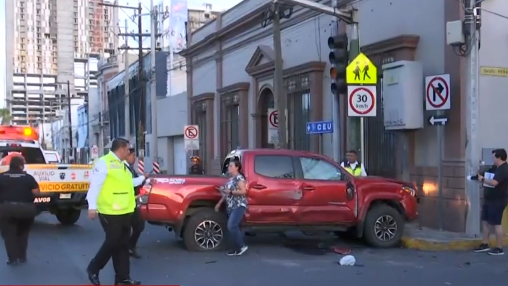 Volcadura en Centro de Monterrey moviliza a cuerpos de emergencia. TD Fin de Semana Nocturno Monterrey, 16 de agosto de 2026