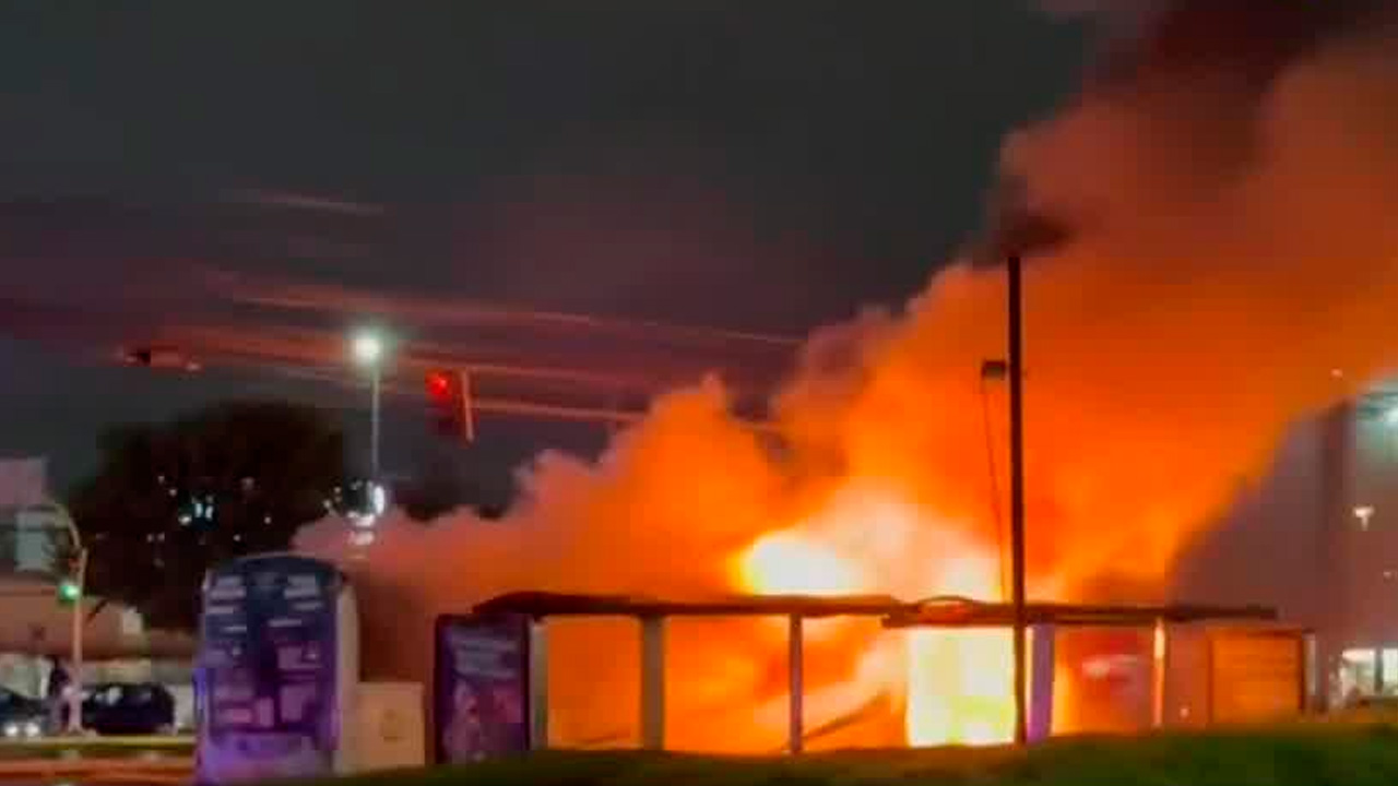Autobús se incendia en Metepec tras presentar una falla mecánica