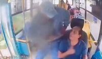 Cámaras de seguridad de la unidad 34 captaron el momento en que dos hombres iniciaron el violento robo contra usuarios