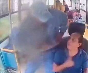 Cámaras de seguridad de la unidad 34 captaron el momento en que dos hombres iniciaron el violento robo contra usuarios