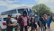Dos camiones con aficionados de Chivas fueron desalojados del Recreativo Las Palmas tras reportes de consumo de alcohol y drogas.
