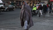 Los capitalinos cubren su nariz y boca por las bajas temperaturas y la mala calidad del aire | Cuartoscuro