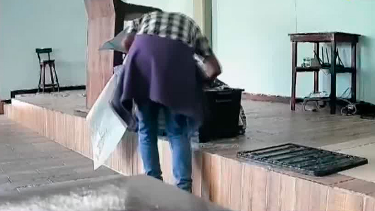 Captan en video a hombre robando dinero dentro de una iglesia en Tehuacán