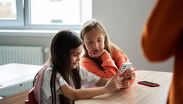 Los celulares ya han sido restringidos en las aulas de algunos estados del país. | Foto: magnific.com