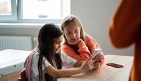 Los celulares ya han sido restringidos en las aulas de algunos estados del país. | Foto: magnific.com