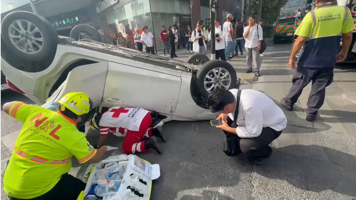 Conductor pierde el control y vuelca en cruce de Pino Suárez e Hidalgo.| Protección Civil de Nuevo León