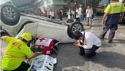 Conductor pierde el control y vuelca en cruce de Pino Suárez e Hidalgo.| Protección Civil de Nuevo León