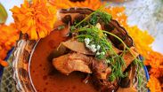 La degustación del Mole de Caderas en Tehuacán no solo ofrece el tradicional guiso en cazuelas de barro, sino que rescata la historia de "la matanza"