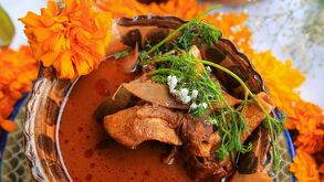 La degustación del Mole de Caderas en Tehuacán no solo ofrece el tradicional guiso en cazuelas de barro, sino que rescata la historia de "la matanza"