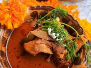 La degustación del Mole de Caderas en Tehuacán no solo ofrece el tradicional guiso en cazuelas de barro, sino que rescata la historia de "la matanza"