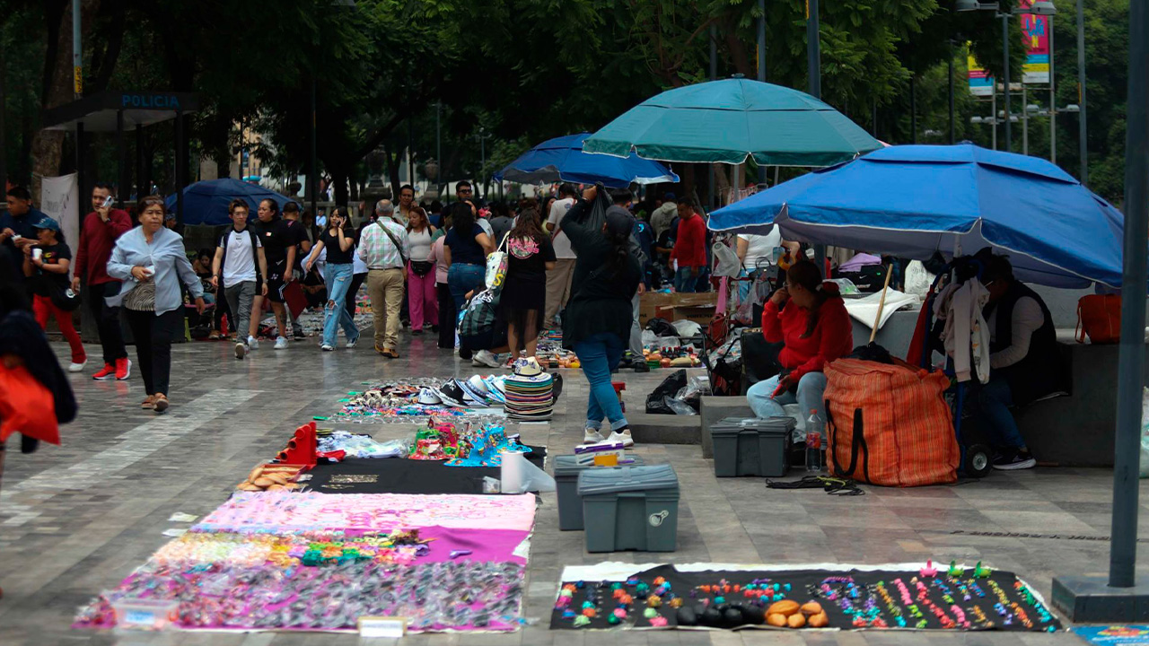 Despejan la Alameda Central de vendedores ambulantes; comerciantes bloquean Eje Central