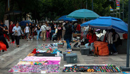 Despejan la Alameda Central de vendedores ambulantes; comerciantes bloquean Eje Central