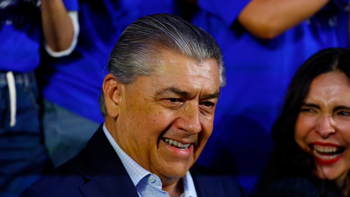 Directivos e invitados especiales encabezaron la ceremonia académica para recibir a los estudiantes seleccionados del programa de becas.