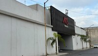 El hombre aparentemente estaba acompañado de una mujer.