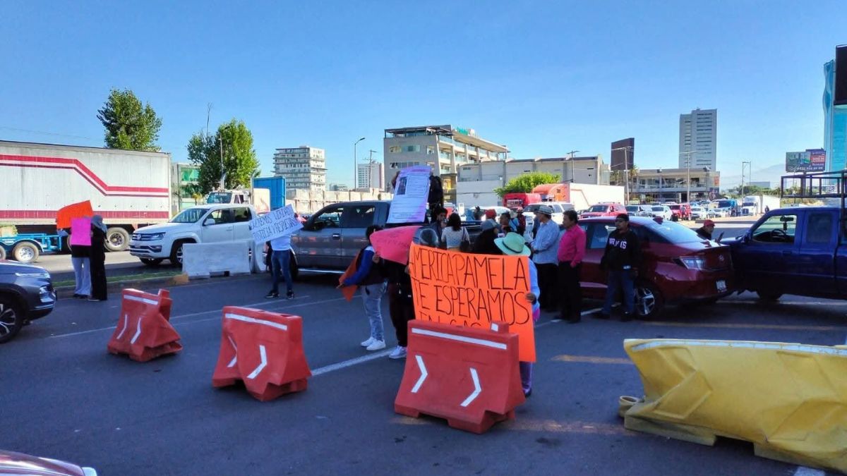 Familiares y conocidos de América Pamela Colotl Varela bloquean la circulación en la caseta de la autopista Puebla-Atlixco / Héctor Rosas