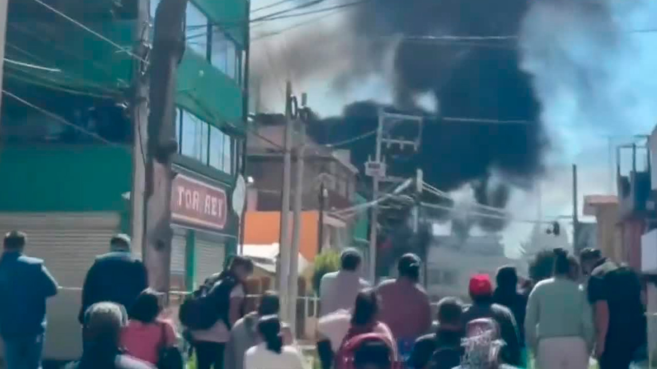 Fuerte incendio afecta viviendas cerca de la terminal de autobuses de Toluca