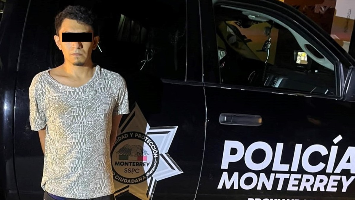 El hombre fue detenido y posteriormente fue trasladado a las instalaciones de la Policía de Monterrey.