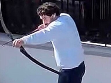 Hombre lanza flechas con arco