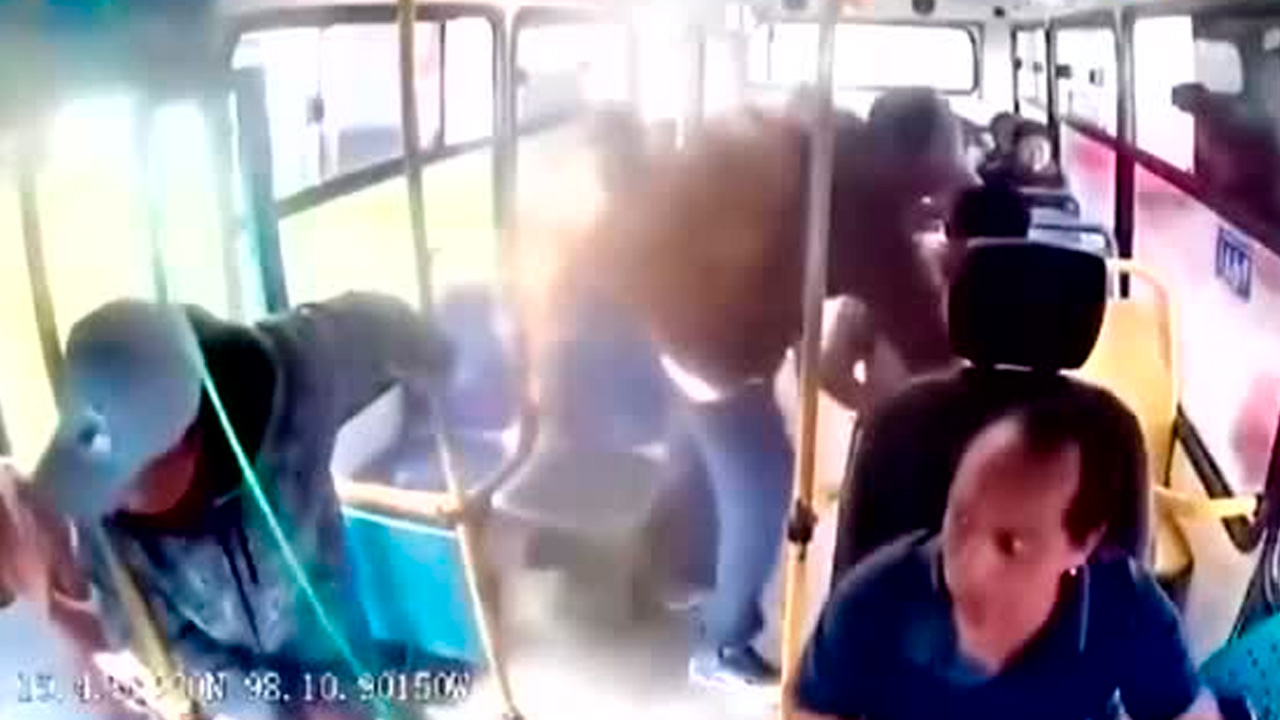 Hombres armados asaltan transporte público en Puebla; tres personas resultaron lesionadas