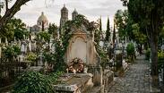 Imagen ilustrativa de un cementerio con la ciudad de Puebla al fondo |