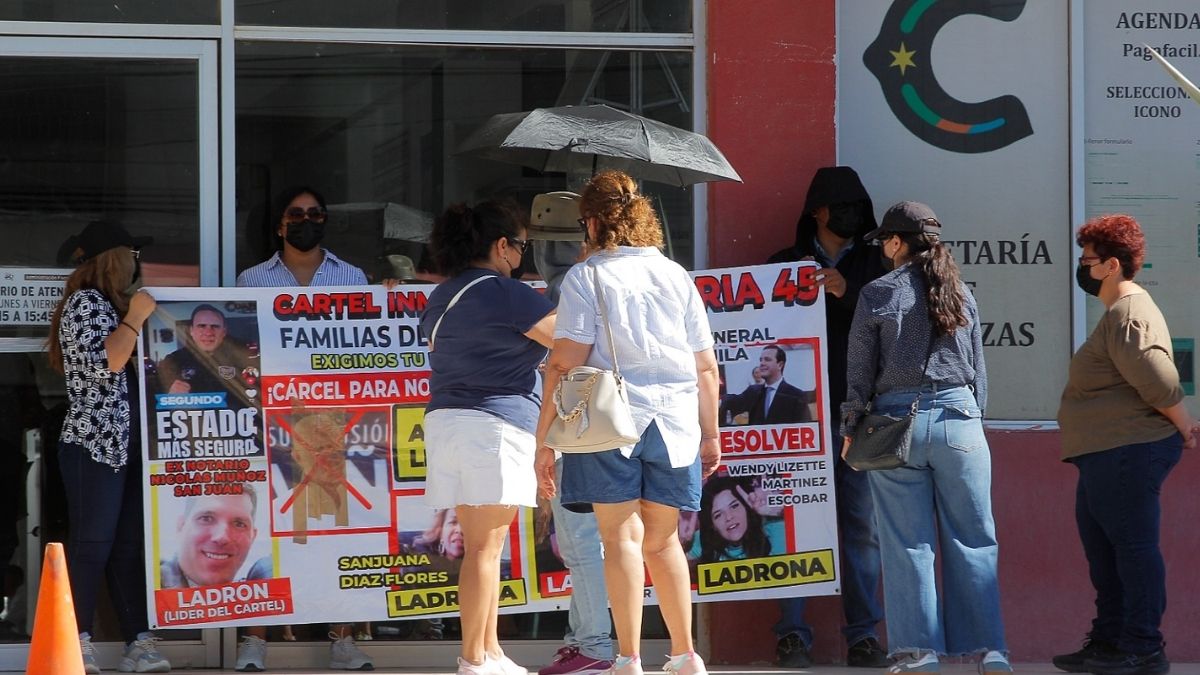 Las indagatorias han derivado en órdenes de aprehensión, cateos y diligencias vinculadas a operaciones irregulares en la compra y venta de terrenos.