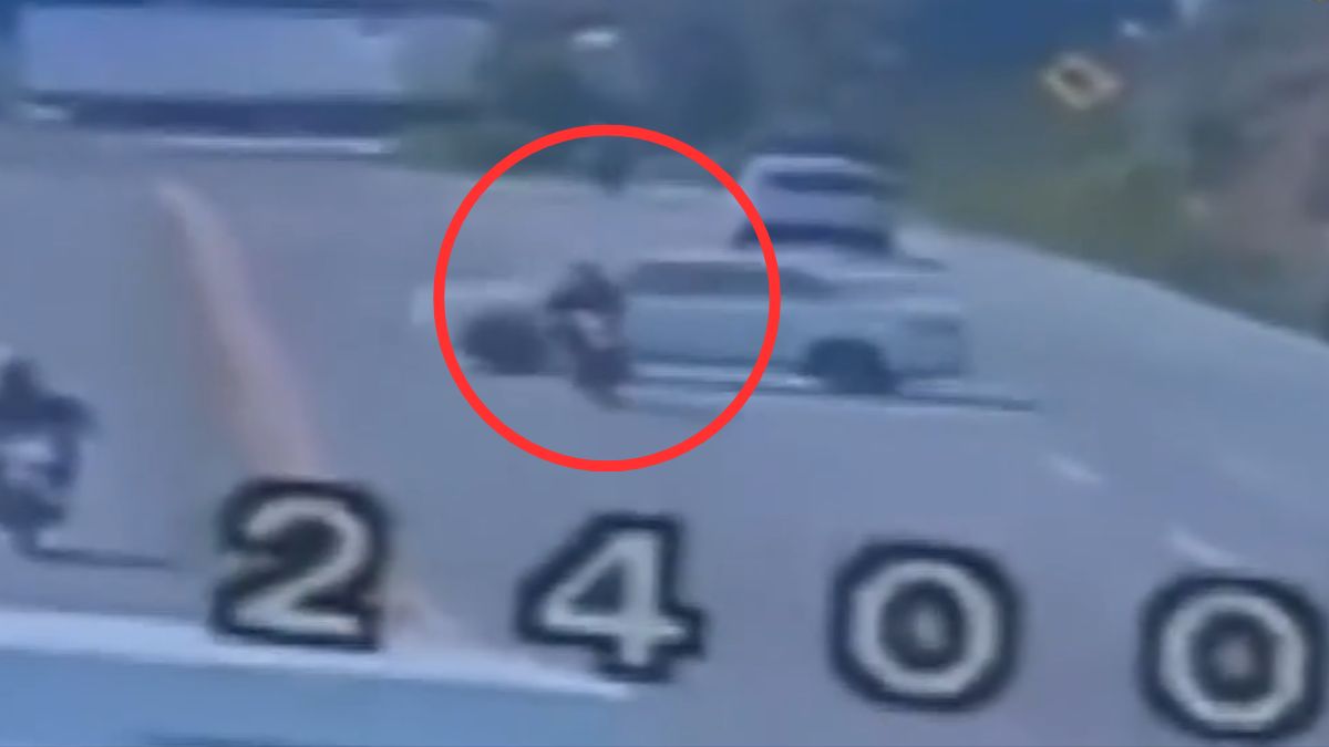 Jesús, de 22 años, fue embestido en su motocicleta por un auto en la Naucalpan-Toluca; está grave y el responsable huyó. | Telediario